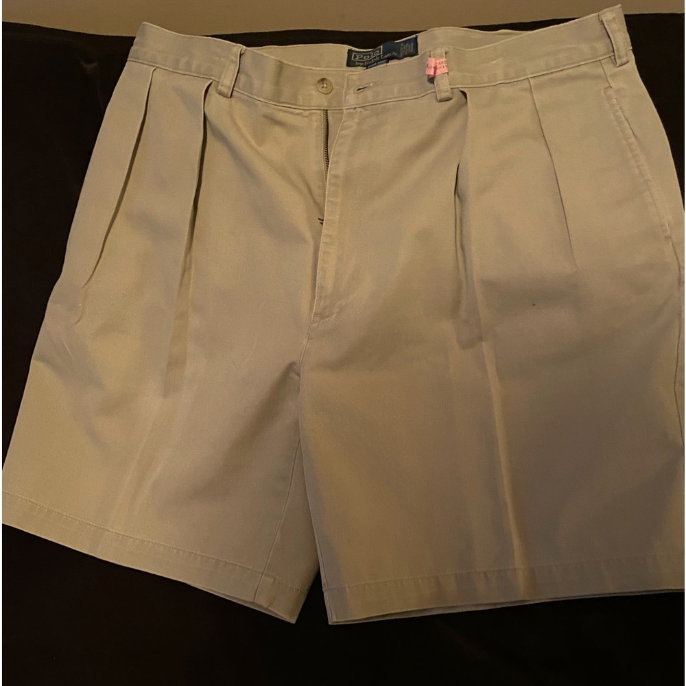 Men’s Ralph Lauren Tyler Chino shorts w/pleats.